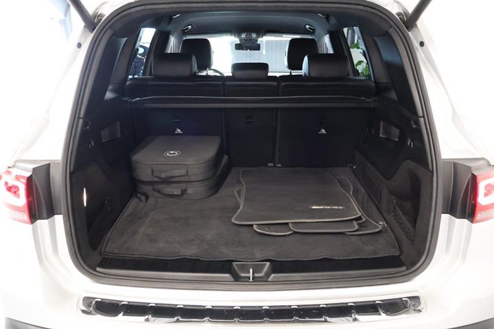 Sølv Mercedes EQB250+ fra 2023