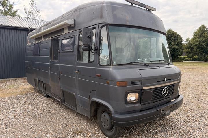 undefined Mercedes 1213 fra 1979 set udefra