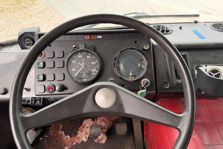 undefined Mercedes 1213 fra 1979 set indefra