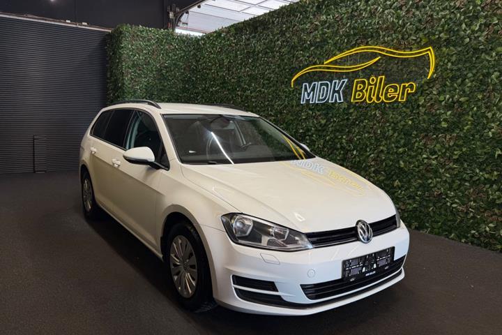 Hvid VW Golf VII fra 2014 set udefra