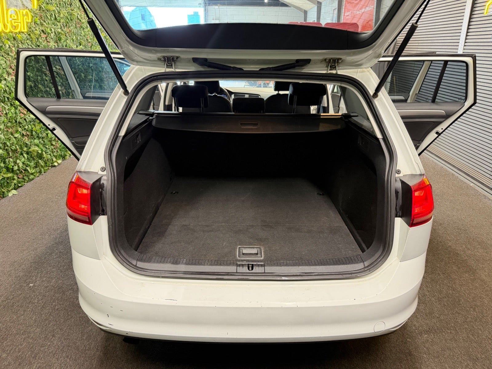 Hvid VW Golf VII fra 2014