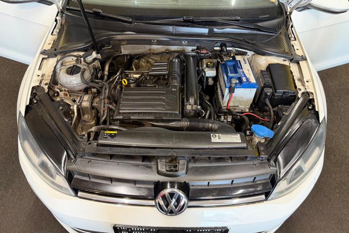 Hvid VW Golf VII fra 2014
