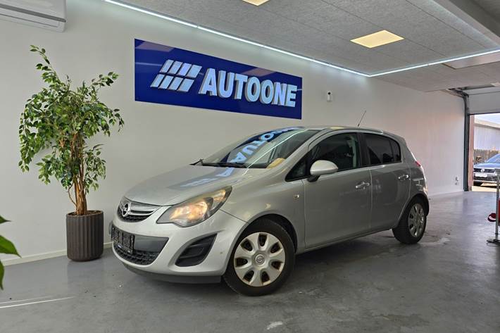 Grå Opel Corsa fra 2014