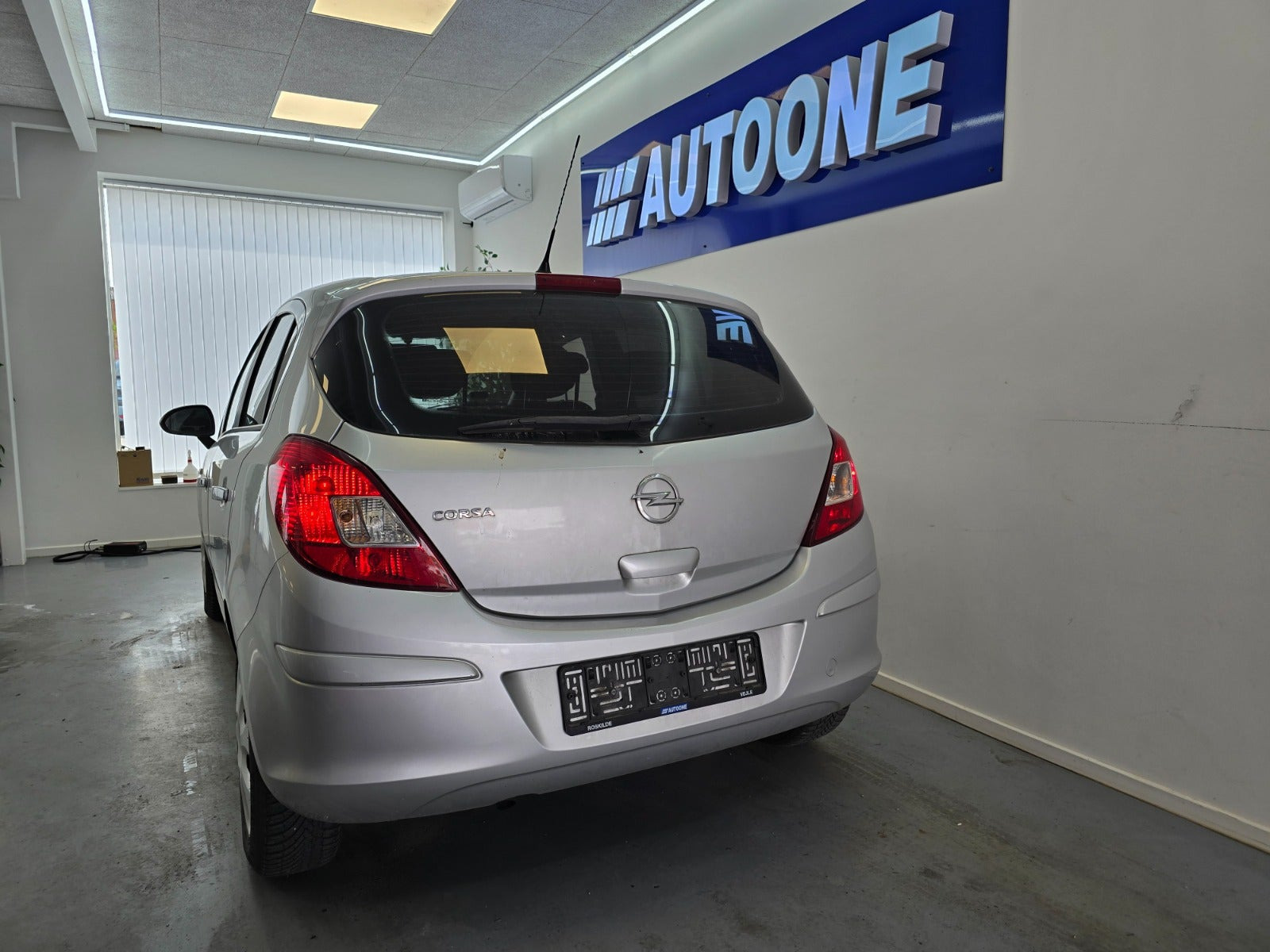 Grå Opel Corsa fra 2014