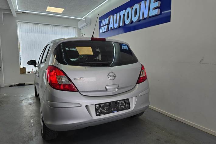 Grå Opel Corsa fra 2014