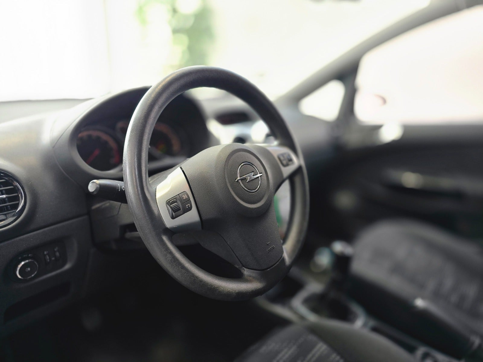 Grå Opel Corsa fra 2014