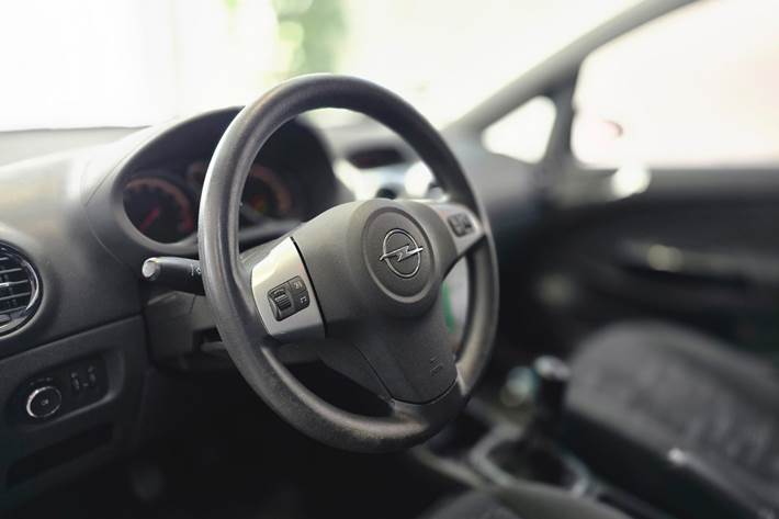 Grå Opel Corsa fra 2014