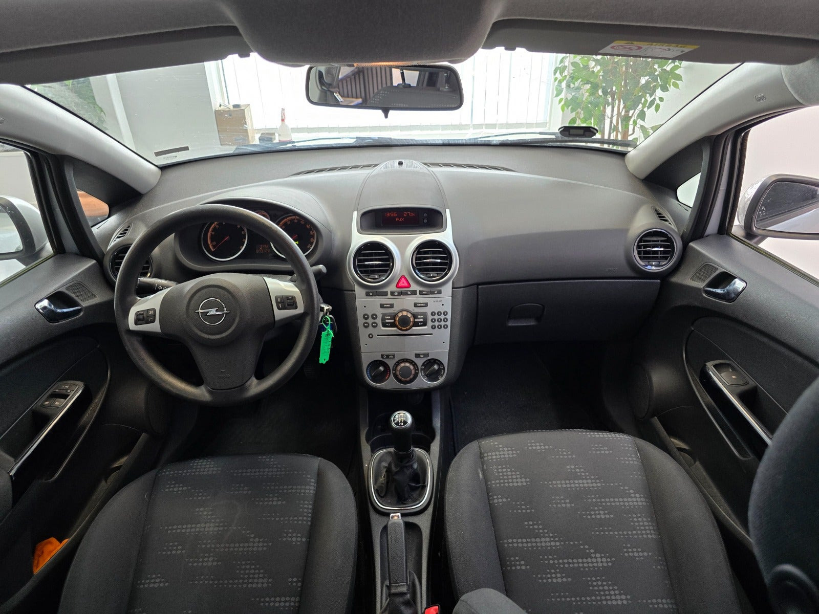 Grå Opel Corsa fra 2014
