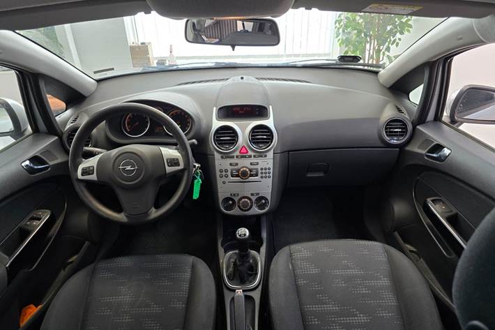 Grå Opel Corsa fra 2014