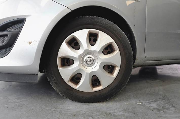 Grå Opel Corsa fra 2014