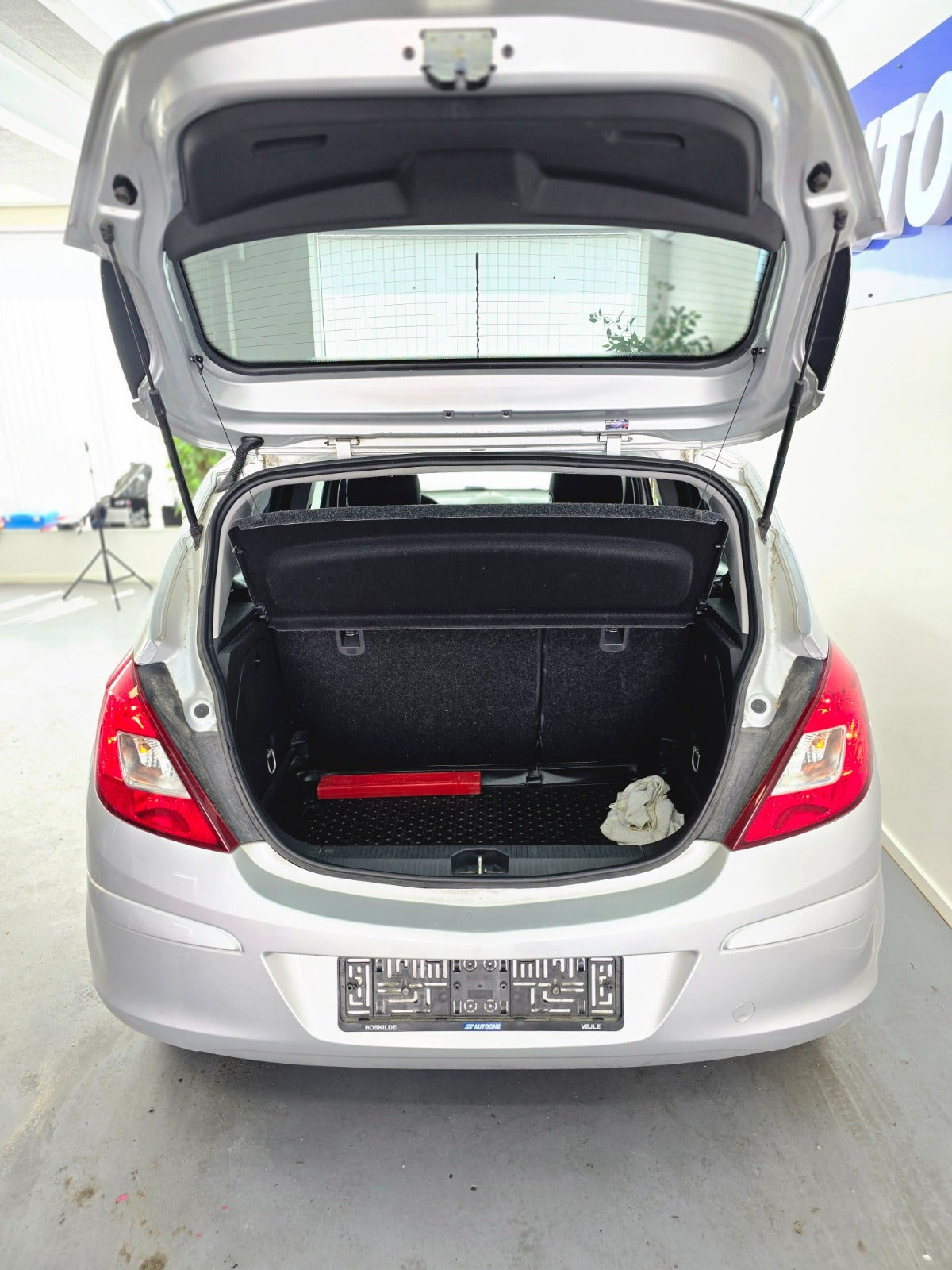 Grå Opel Corsa fra 2014