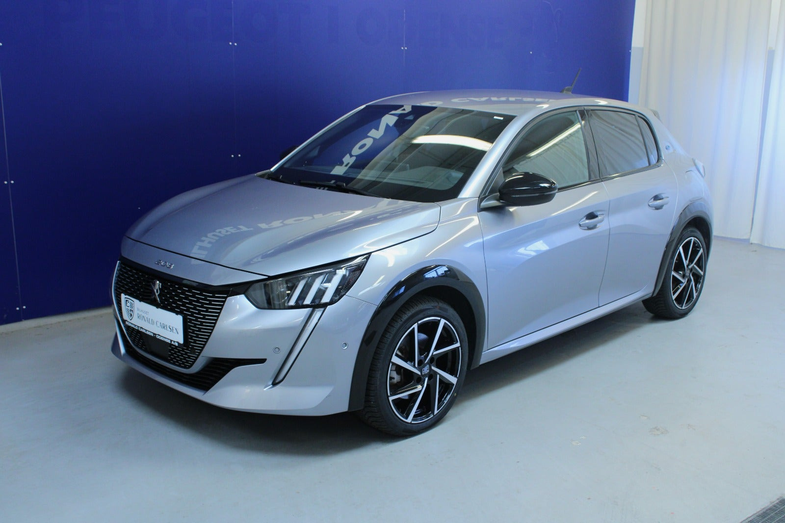 Sølv Peugeot e-208 fra 2023