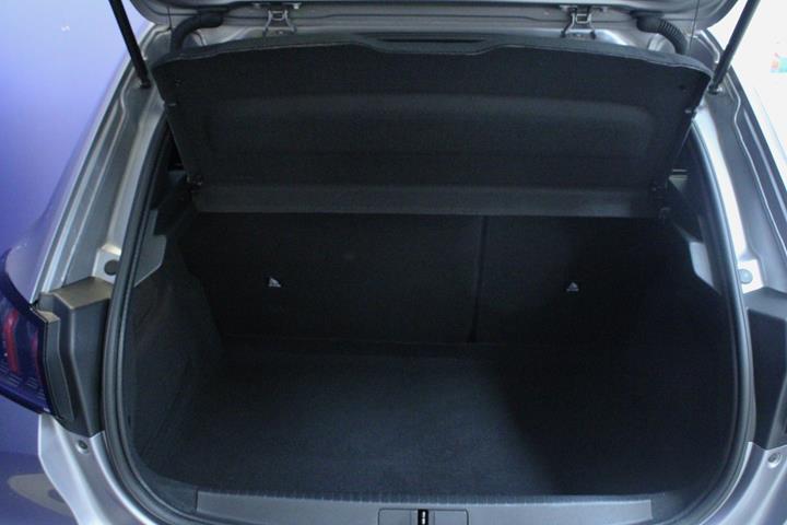 Sølv Peugeot e-208 fra 2023