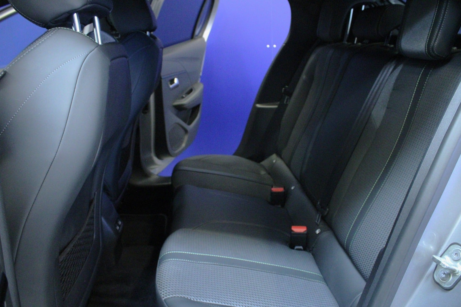 Sølv Peugeot e-208 fra 2023