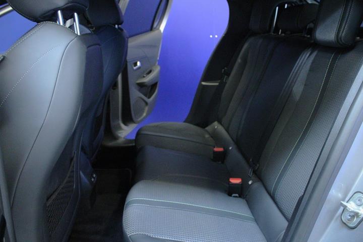Sølv Peugeot e-208 fra 2023