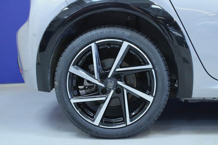 Sølv Peugeot e-208 fra 2023