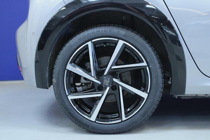 Sølv Peugeot e-208 fra 2023