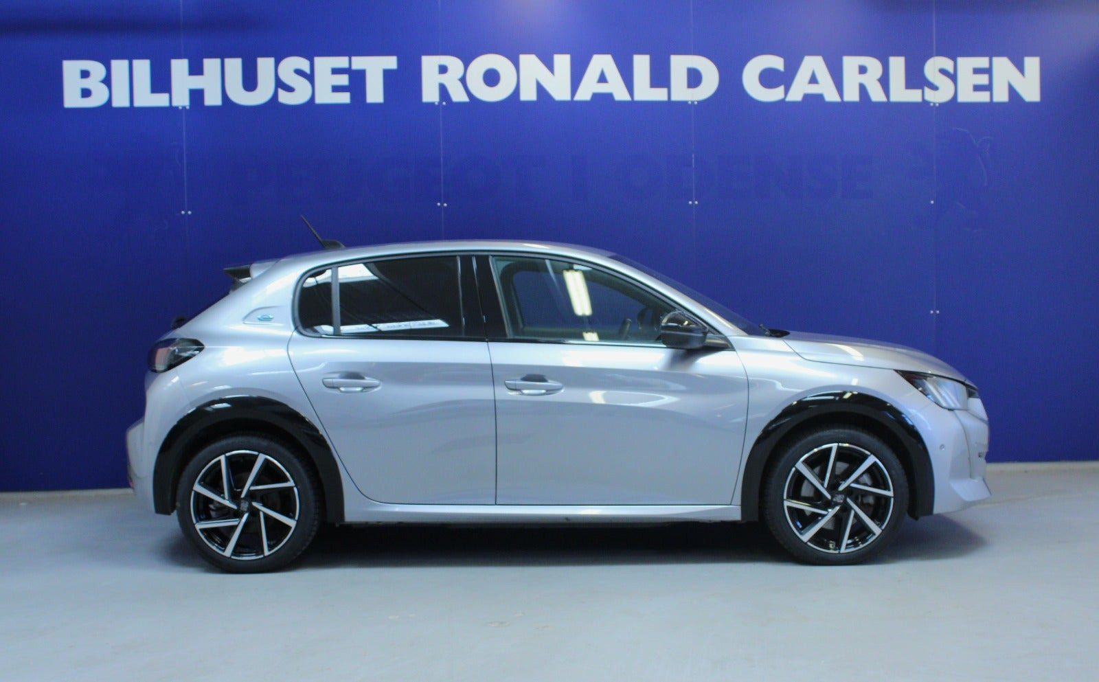 Sølv Peugeot e-208 fra 2023