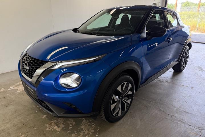 Blå Nissan Juke fra 2023 set udefra