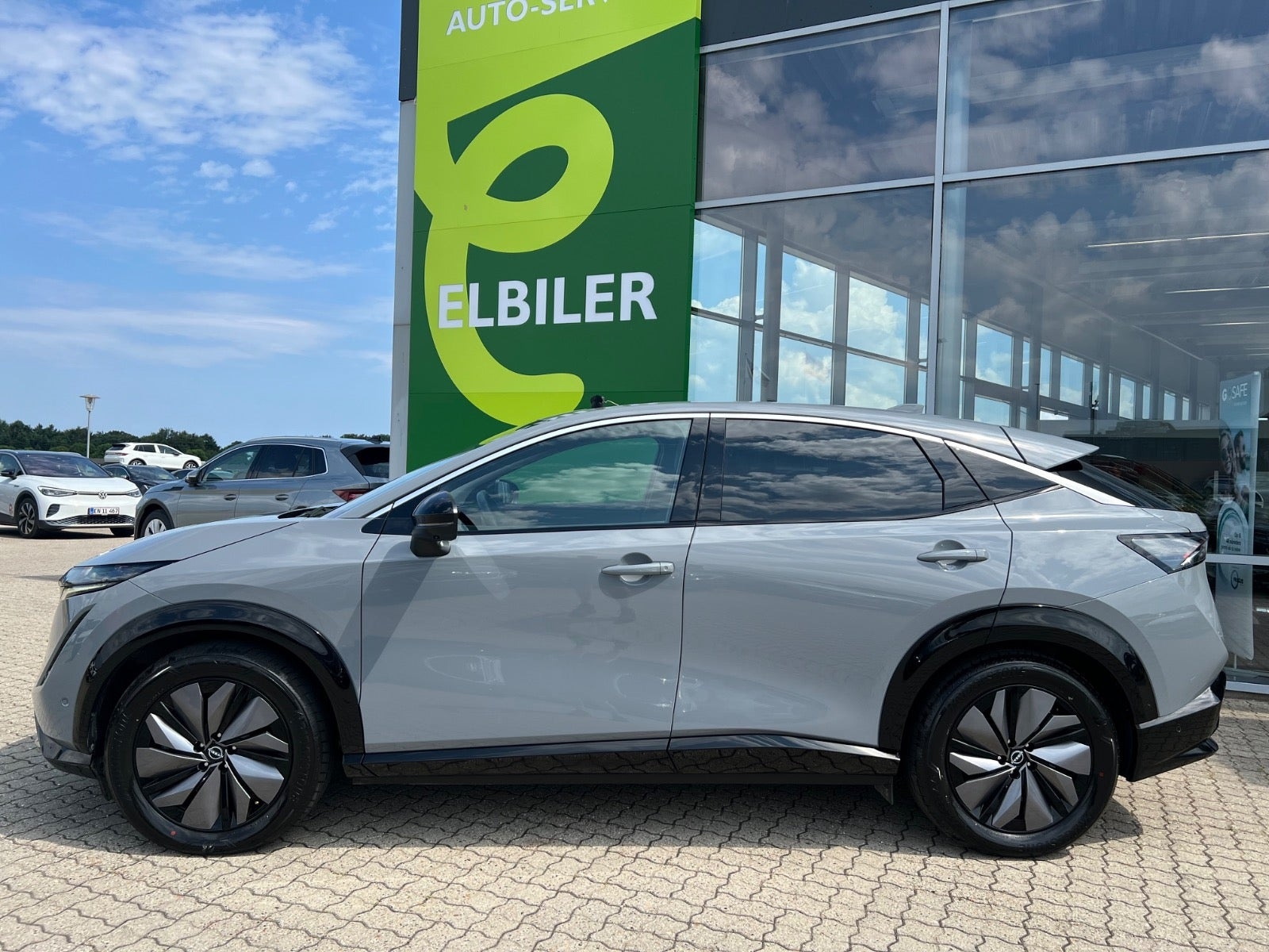 Grå Nissan Ariya fra 2025