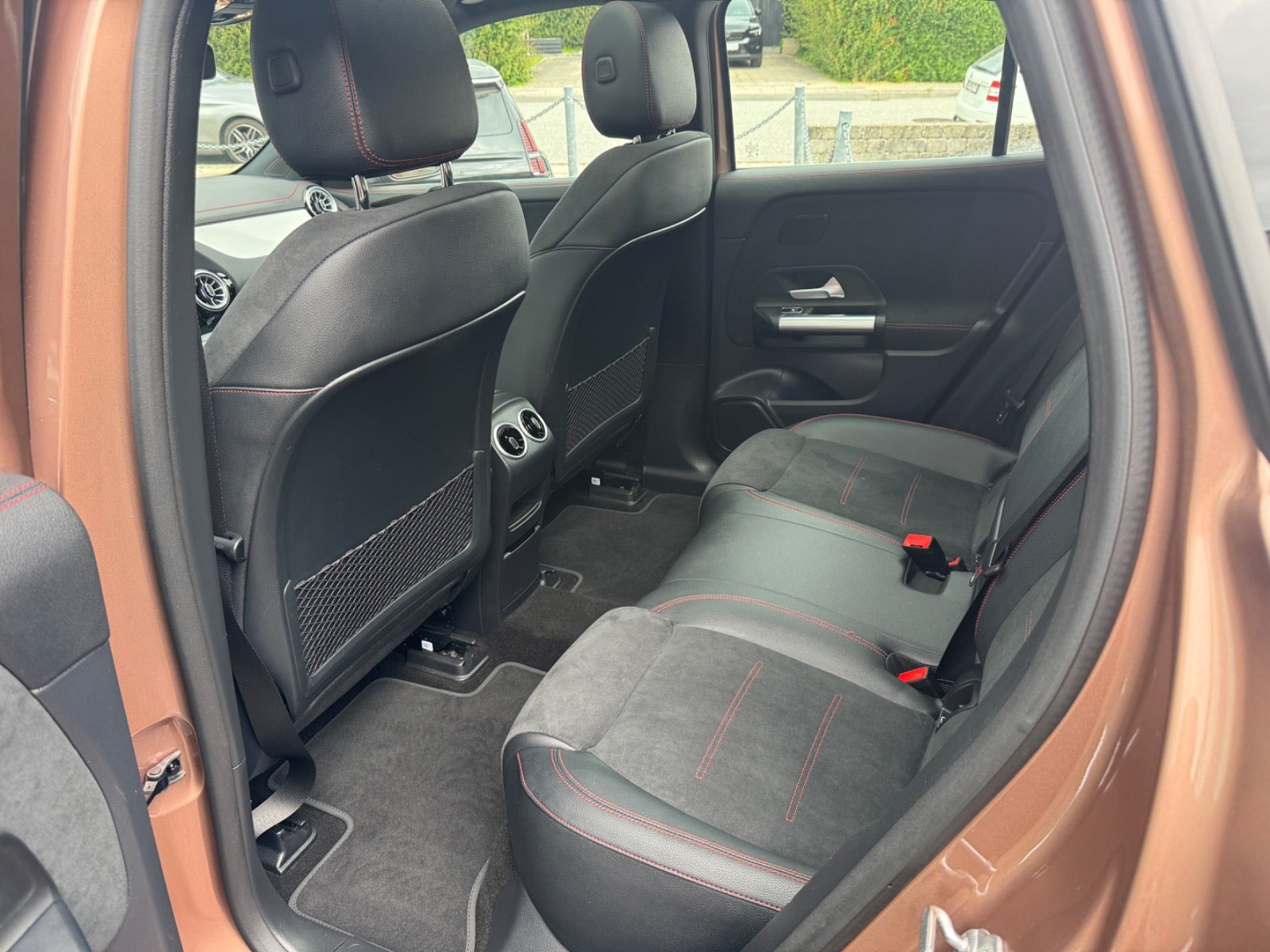 Gul Mercedes EQA250 fra 2022