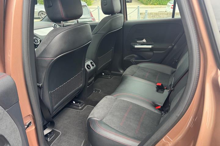 Gul Mercedes EQA250 fra 2022