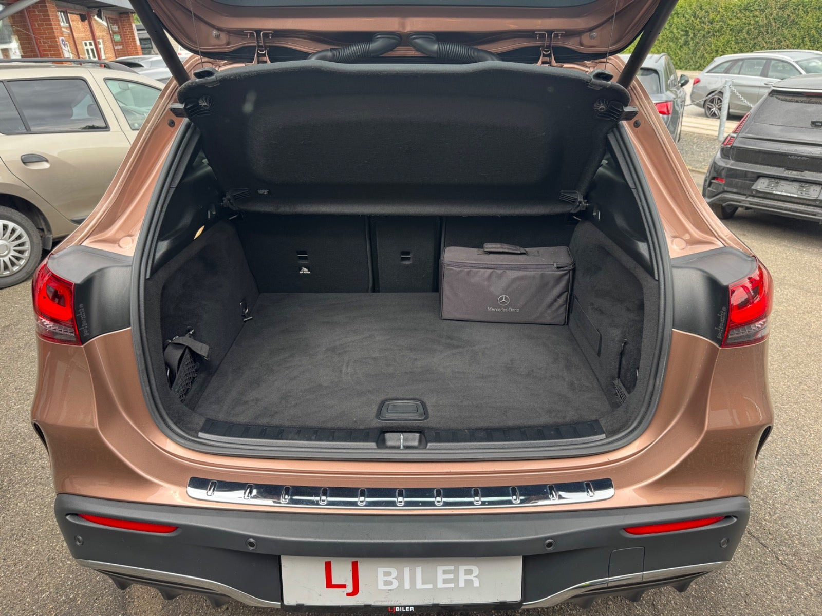 Gul Mercedes EQA250 fra 2022