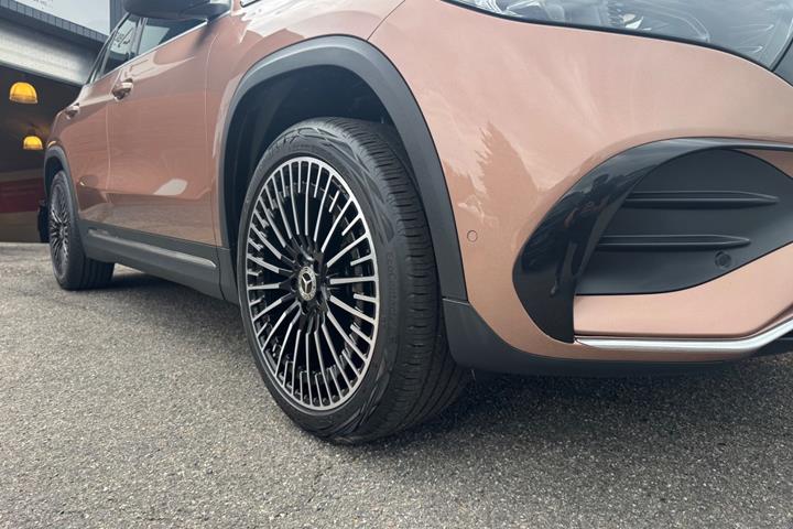 Gul Mercedes EQA250 fra 2022