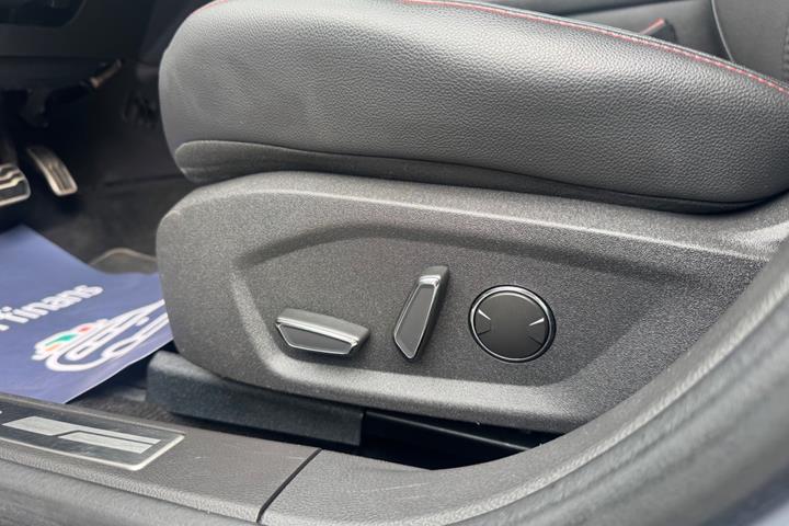 Grå Ford Mondeo fra 2019