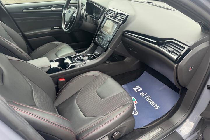 Grå Ford Mondeo fra 2019
