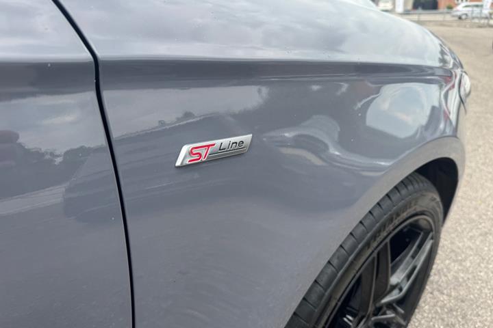Grå Ford Mondeo fra 2019