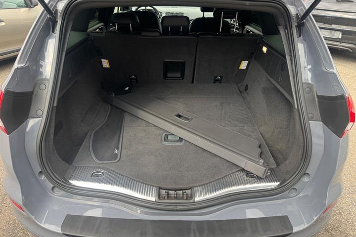 Grå Ford Mondeo fra 2019