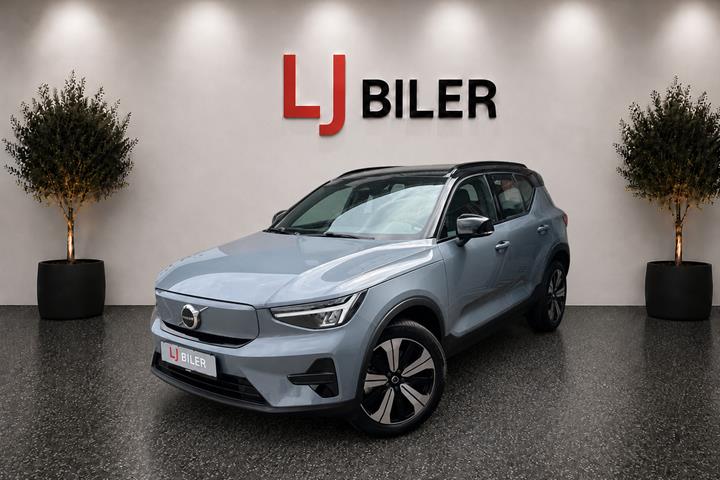 Grå Volvo XC40 fra 2023 set udefra