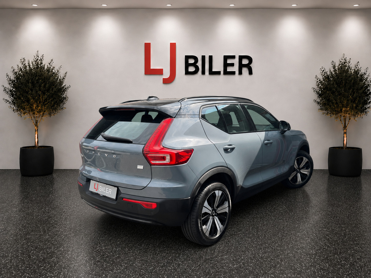 Grå Volvo XC40 fra 2023
