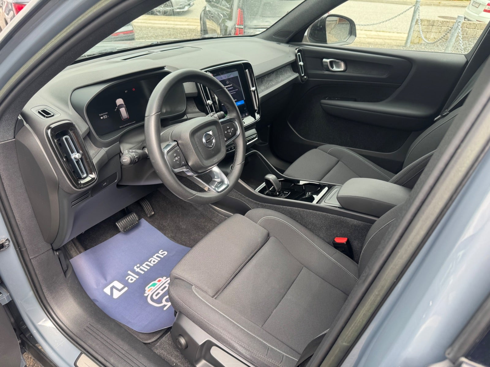 Grå Volvo XC40 fra 2023