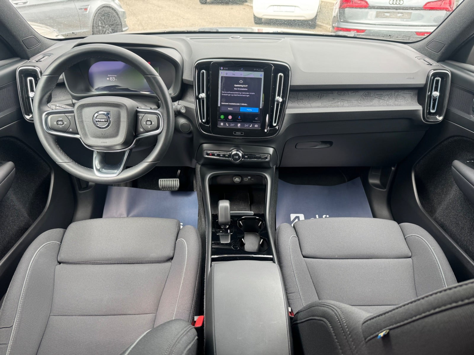 Grå Volvo XC40 fra 2023