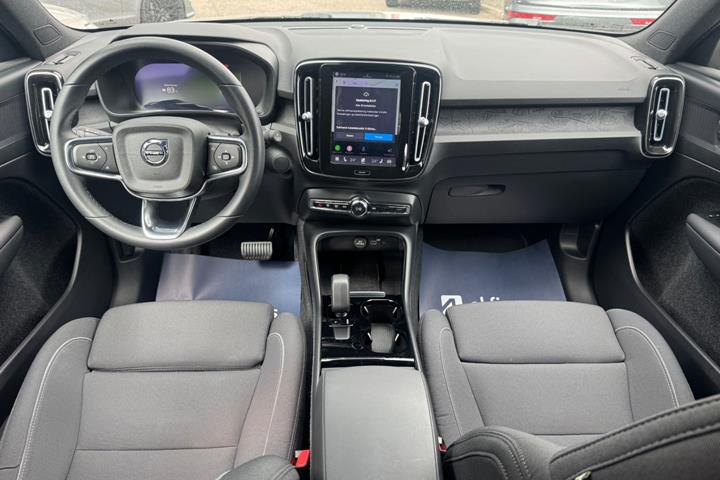 Grå Volvo XC40 fra 2023