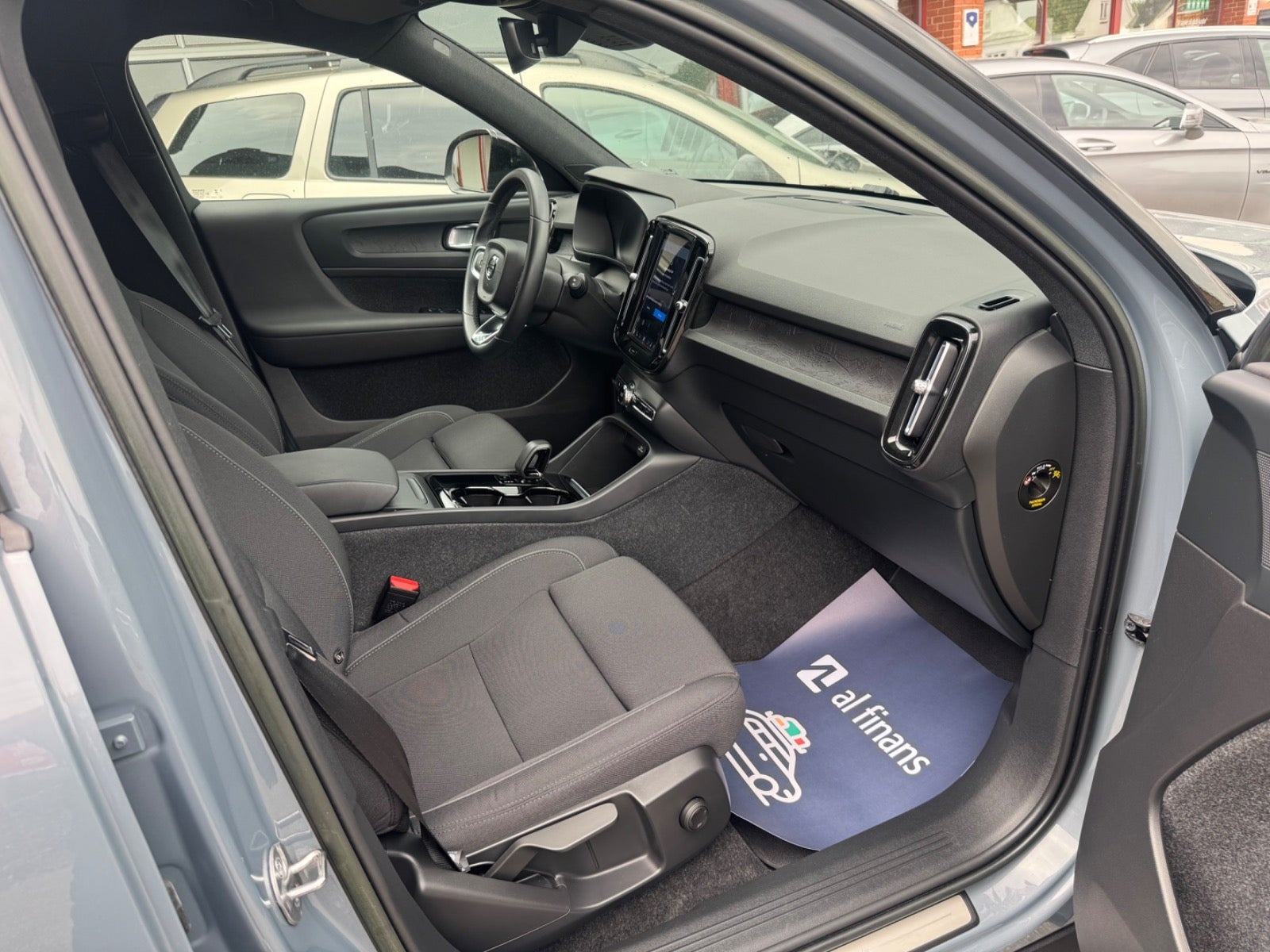 Grå Volvo XC40 fra 2023