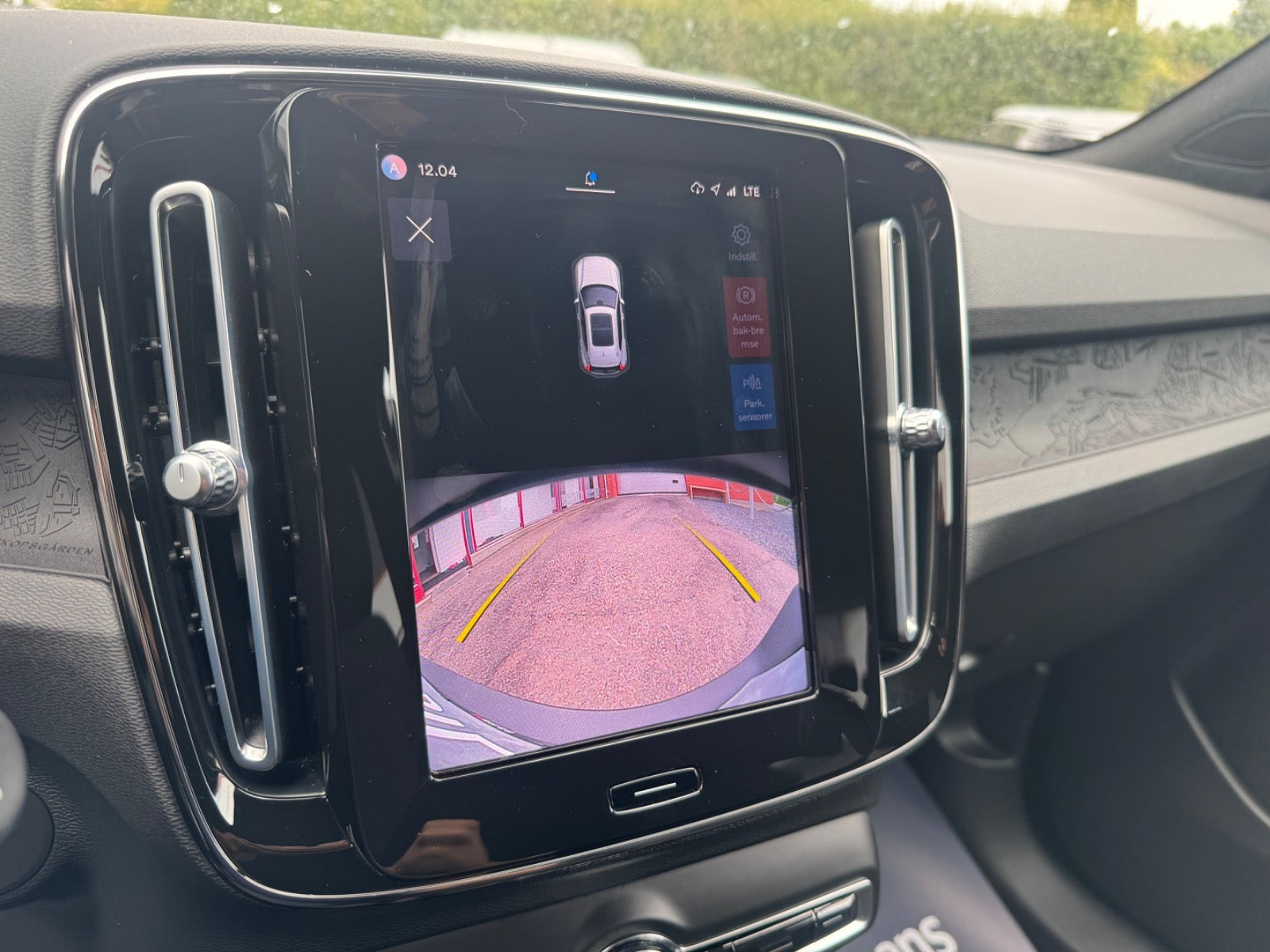 Grå Volvo XC40 fra 2023
