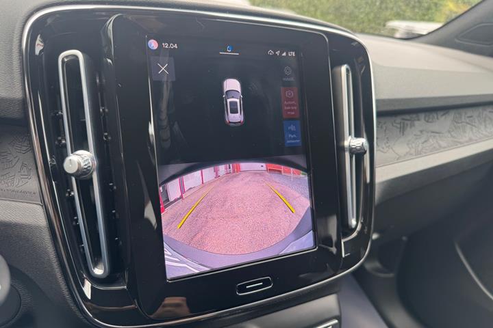 Grå Volvo XC40 fra 2023