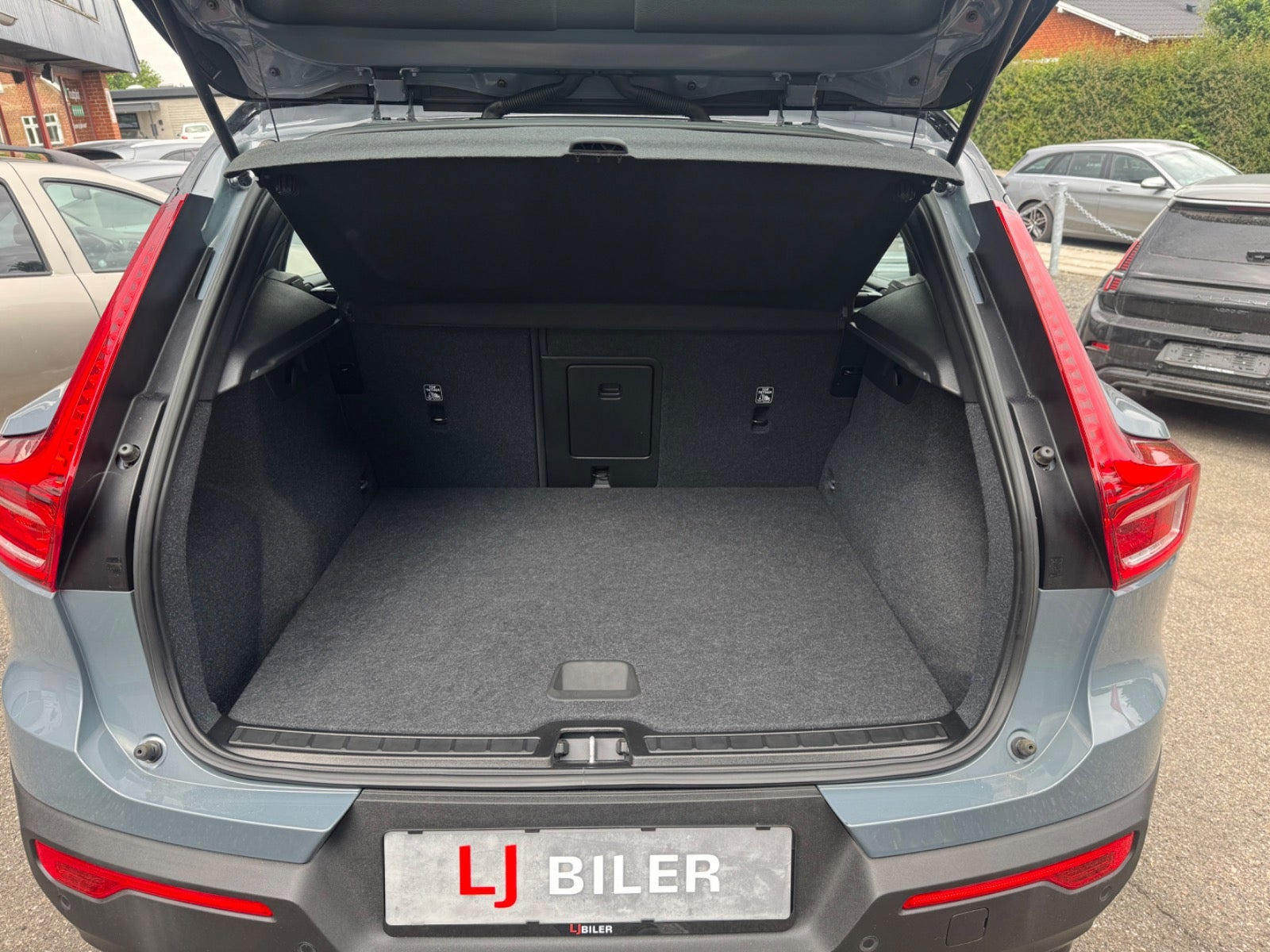 Grå Volvo XC40 fra 2023