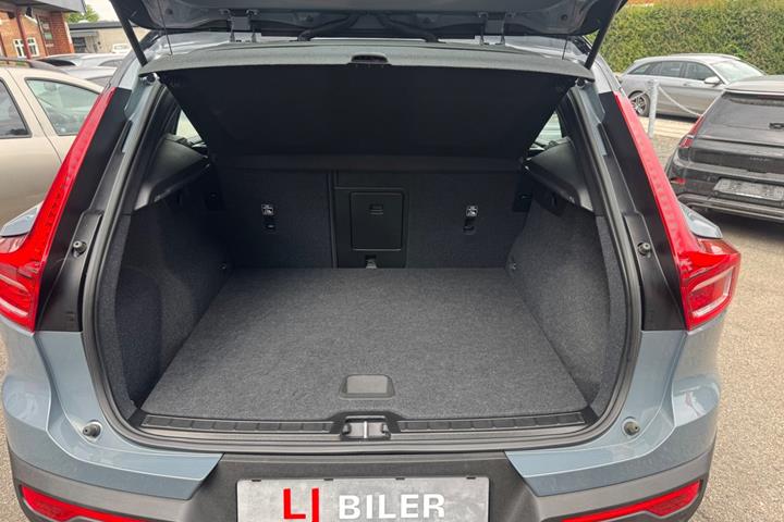Grå Volvo XC40 fra 2023