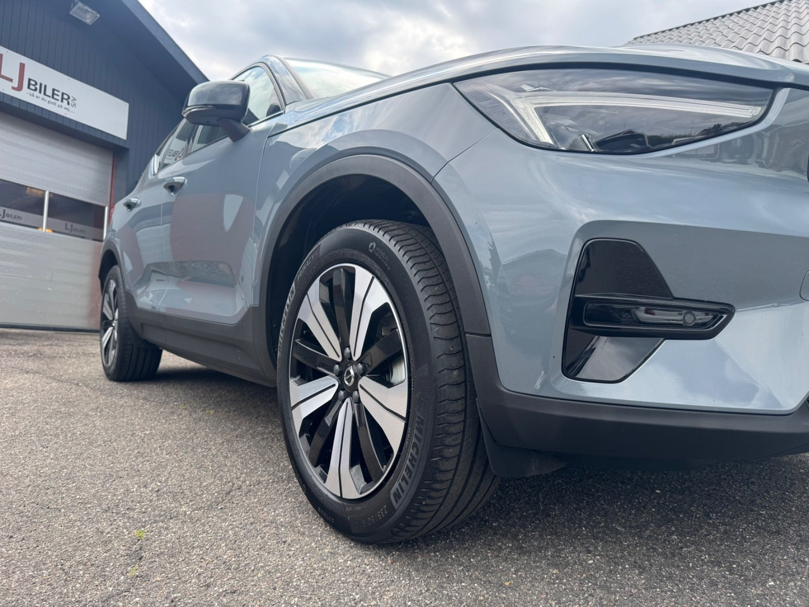 Grå Volvo XC40 fra 2023