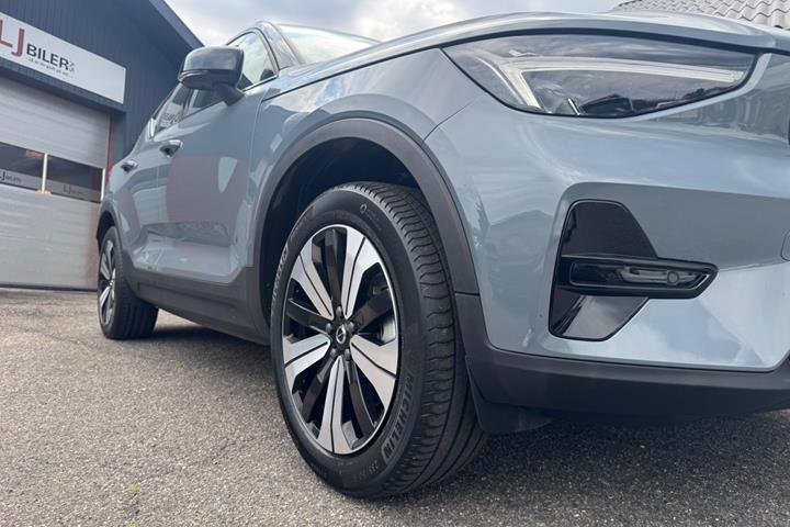 Grå Volvo XC40 fra 2023