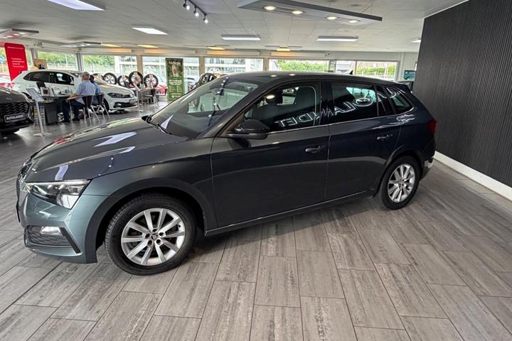 Grå Skoda Scala fra 2020
