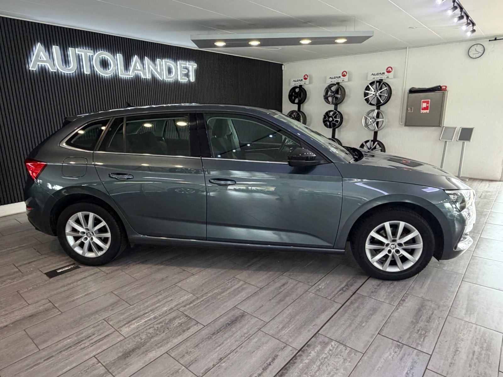 Grå Skoda Scala fra 2020