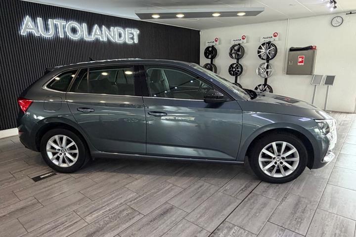 Grå Skoda Scala fra 2020