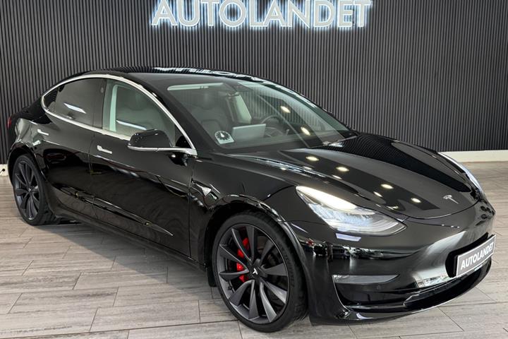Sort Tesla Model 3 fra 2020 set udefra