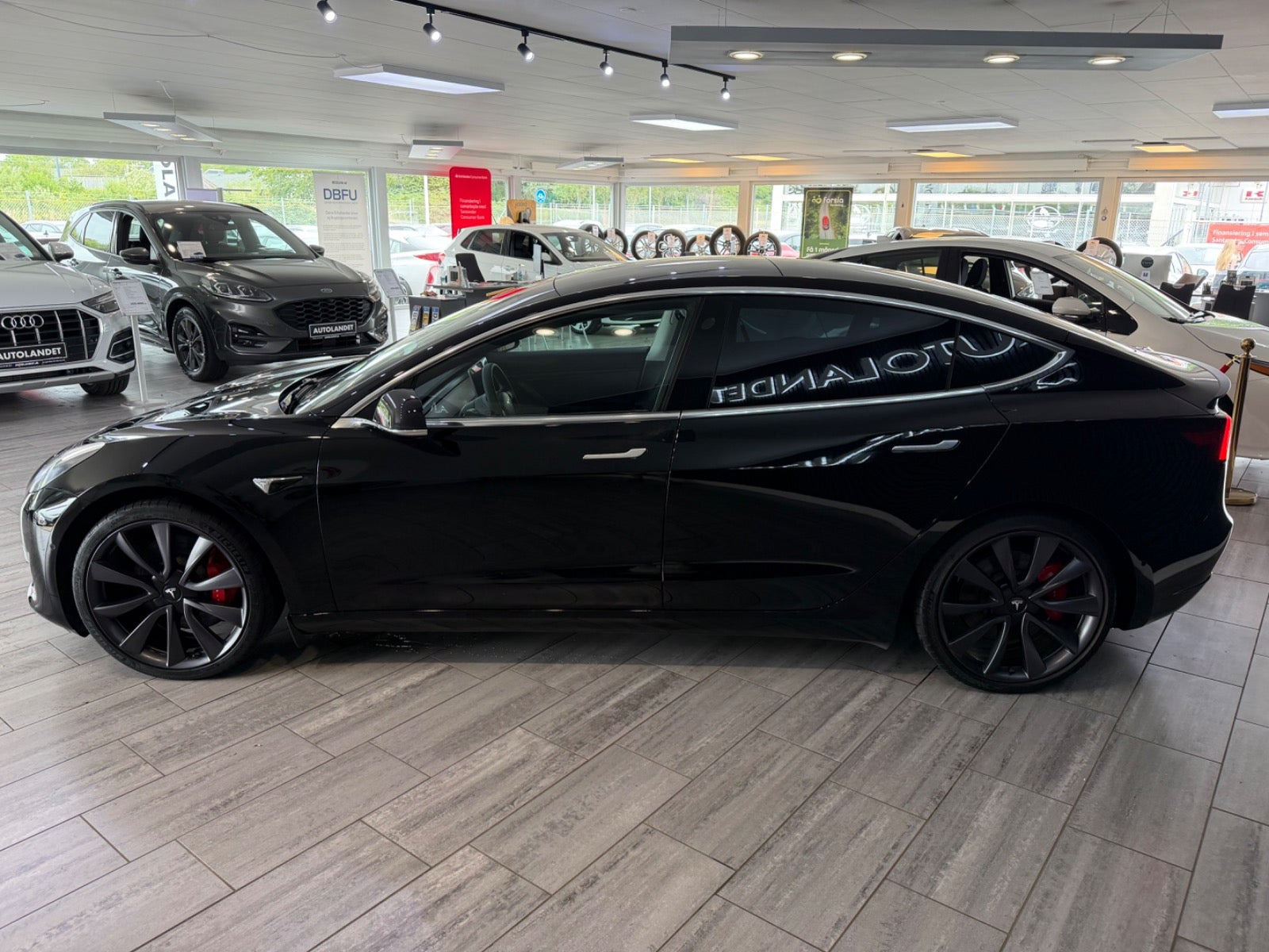 Sort Tesla Model 3 fra 2020