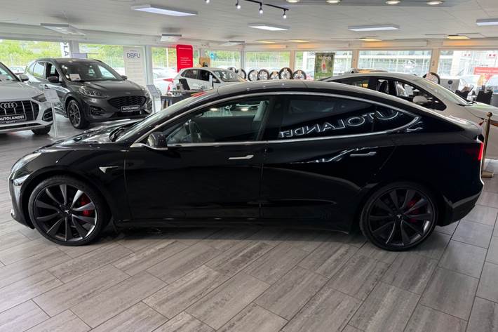 Sort Tesla Model 3 fra 2020